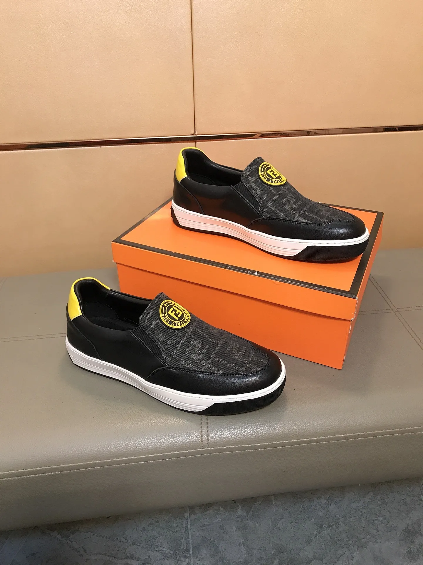 Factory price 400 🔆🔆[fendi] Fendi's classic and comfortable men's casual shoes, cowhide leather upper + brand printed surface, sheepskin lining + feet, rubber wear-resistant outsole. This unique style is suitable for all seasons, casual and exquisite sensibility, comfortable and natural on the feet. Everyday casual travel style in autumn and winter! Code number: 38-44